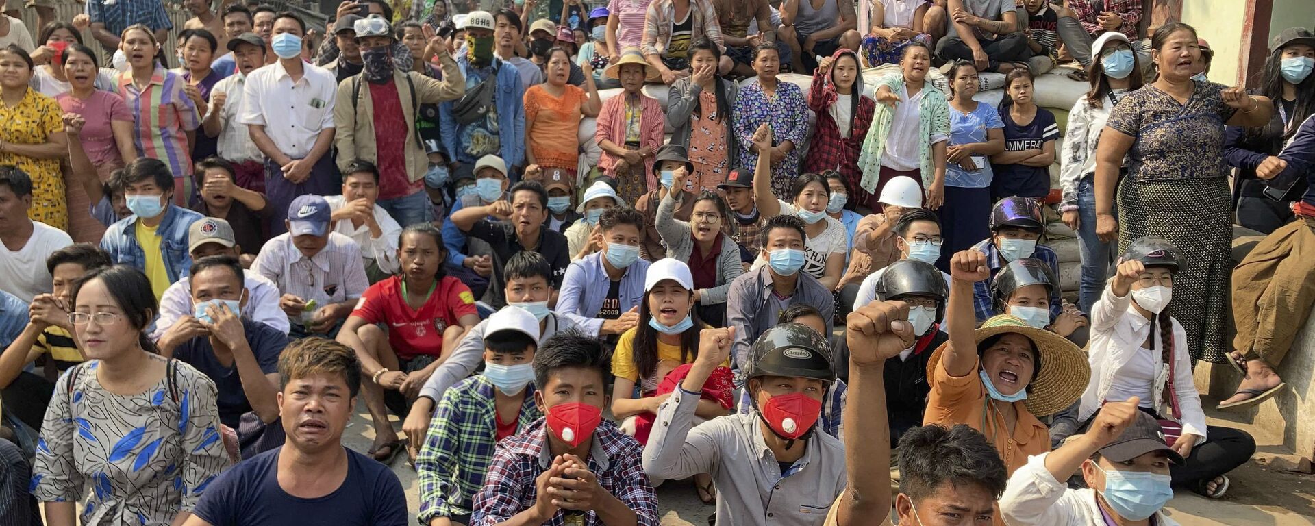 Người biểu tình phản đối đảo chính quân sự ở Mandalay, Myanmar. - Sputnik Việt Nam, 1920, 07.07.2021