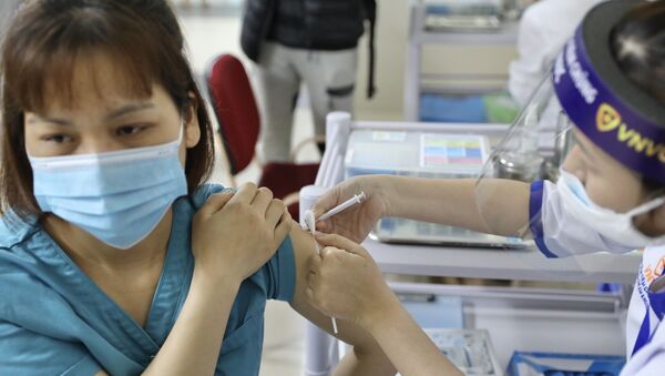 Nhân viên y tế tham gia trực tiếp công tác phòng chống dịch COVID-19 tại Bệnh viện Thanh Nhàn được tiêm vaccine phòng COVID-19.  - Sputnik Việt Nam