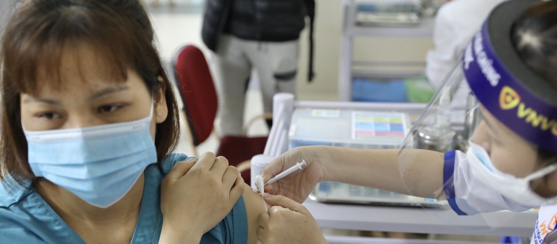 Nhân viên y tế tham gia trực tiếp công tác phòng chống dịch COVID-19 tại Bệnh viện Thanh Nhàn được tiêm vaccine phòng COVID-19.  - Sputnik Việt Nam, 1920, 15.03.2021