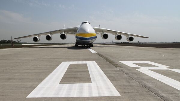 Máy bay An-225 Mriya trên đường băng mới sân bay quốc tế Donetsk. - Sputnik Việt Nam