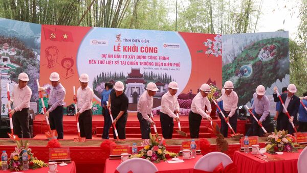 Các đại biểu thực hiện nghi thức khởi công xây dựng công trình Đền thờ liệt sĩ tại Chiến trường Điện Biên Phủ. - Sputnik Việt Nam