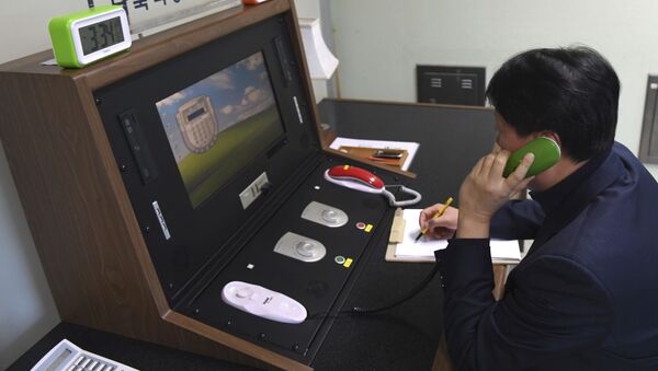 Quan chức Hàn Quốc kiểm tra đường dây điện thoại trực tiếp với CHDCND Triều Tiên tại làng biên giới Panmunjom - Sputnik Việt Nam