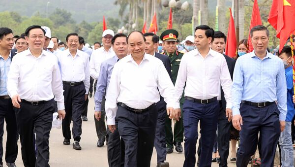 Thủ tướng Nguyễn Xuân Phúc tham gia lễ trồng cây cùng cán bộ và nhân dân huyện Đô Lương - Sputnik Việt Nam