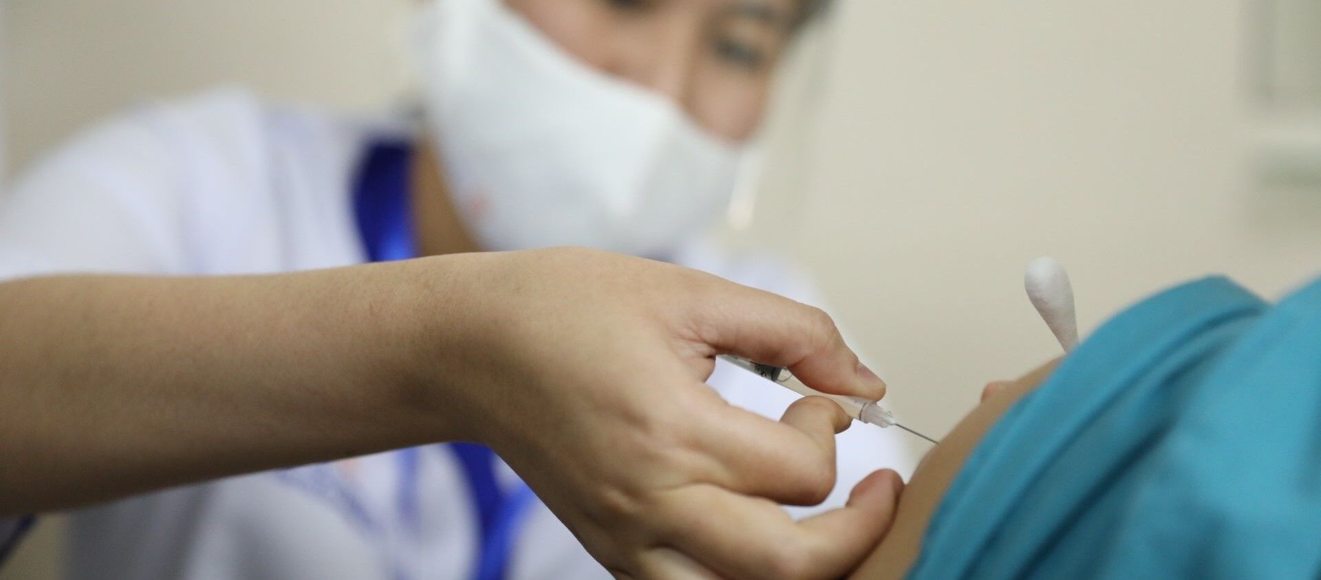 Nhân viên y tế tham gia trực tiếp công tác phòng chống dịch COVID-19 tại Bệnh viện Thanh Nhàn được tiêm vaccine phòng COVID-19 - Sputnik Việt Nam, 1920, 14.03.2021