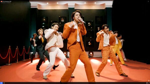 Nhóm nhạc Hàn Quốc BTS biểu diễn tại lễ trao giải Grammy ở Los Angeles - Sputnik Việt Nam