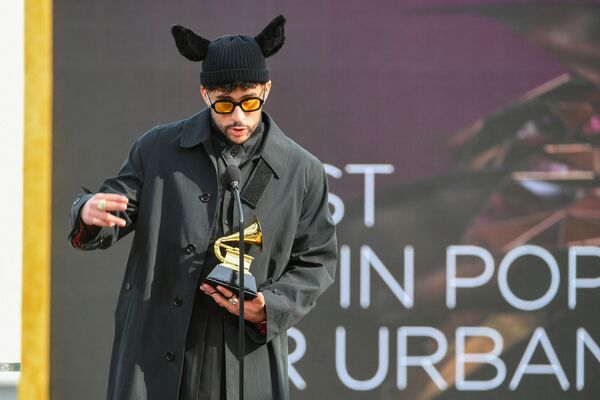 Ca sĩ người Puerto Rico Bad Bunny tại lễ trao giải Grammy Los Angeles - Sputnik Việt Nam