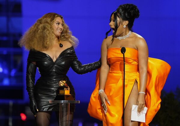 Ca sĩ Beyoncé và Megan Thee Stallion tại lễ trao giải Grammy ở Los Angeles - Sputnik Việt Nam