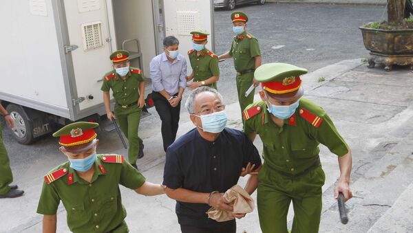 Bị cáo Nguyễn Thành Tài, nguyên Phó Chủ tịch UBND Thành phố Hồ Chí Minh được áp giải đến phiên tòa ngày 15/3.  - Sputnik Việt Nam