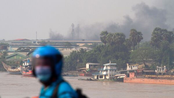 Khói từ nhà máy đang bốc cháy ở Yangon. - Sputnik Việt Nam