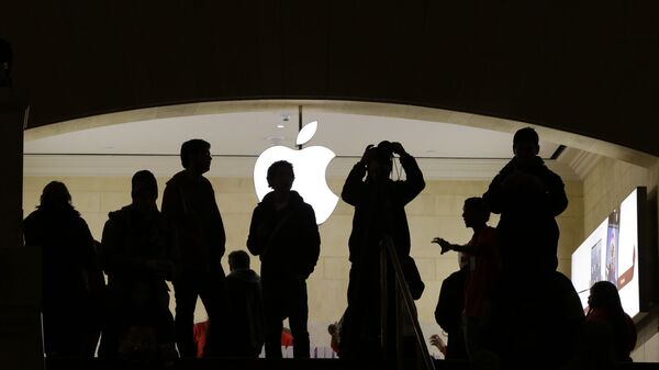  Bóng người trước logo của công ty Apple. - Sputnik Việt Nam
