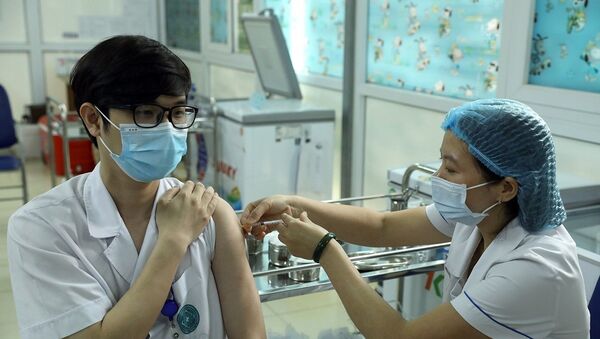 Bác sỹ Nguyễn Việt Linh, Khoa Các bệnh nhiệt đới được tiêm vaccine AstraZeneca phòng COVID-19 - Sputnik Việt Nam