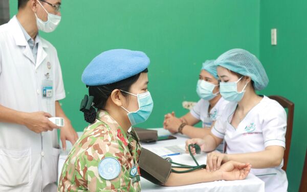 Các chiến sĩ Bệnh viện dã chiến cấp 2 số 3 được khám sàng lọc trước khi tiêm vaccine phòng COVID-19. - Sputnik Việt Nam