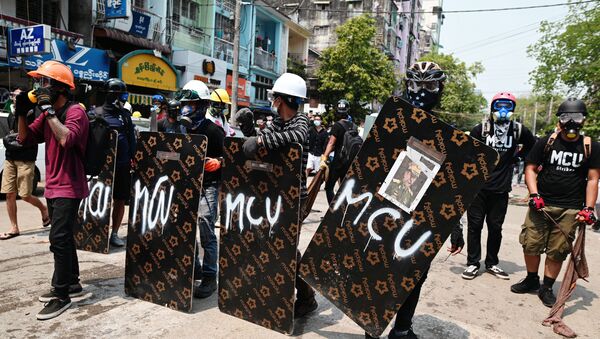 Người biểu tình đứng đằng sau những tấm chắn tạm bợ trong cuộc biểu tình chống đảo chính ở Yangon - Sputnik Việt Nam