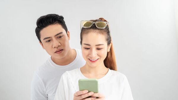 Cặp đôi trẻ với điện thoại di động - Sputnik Việt Nam