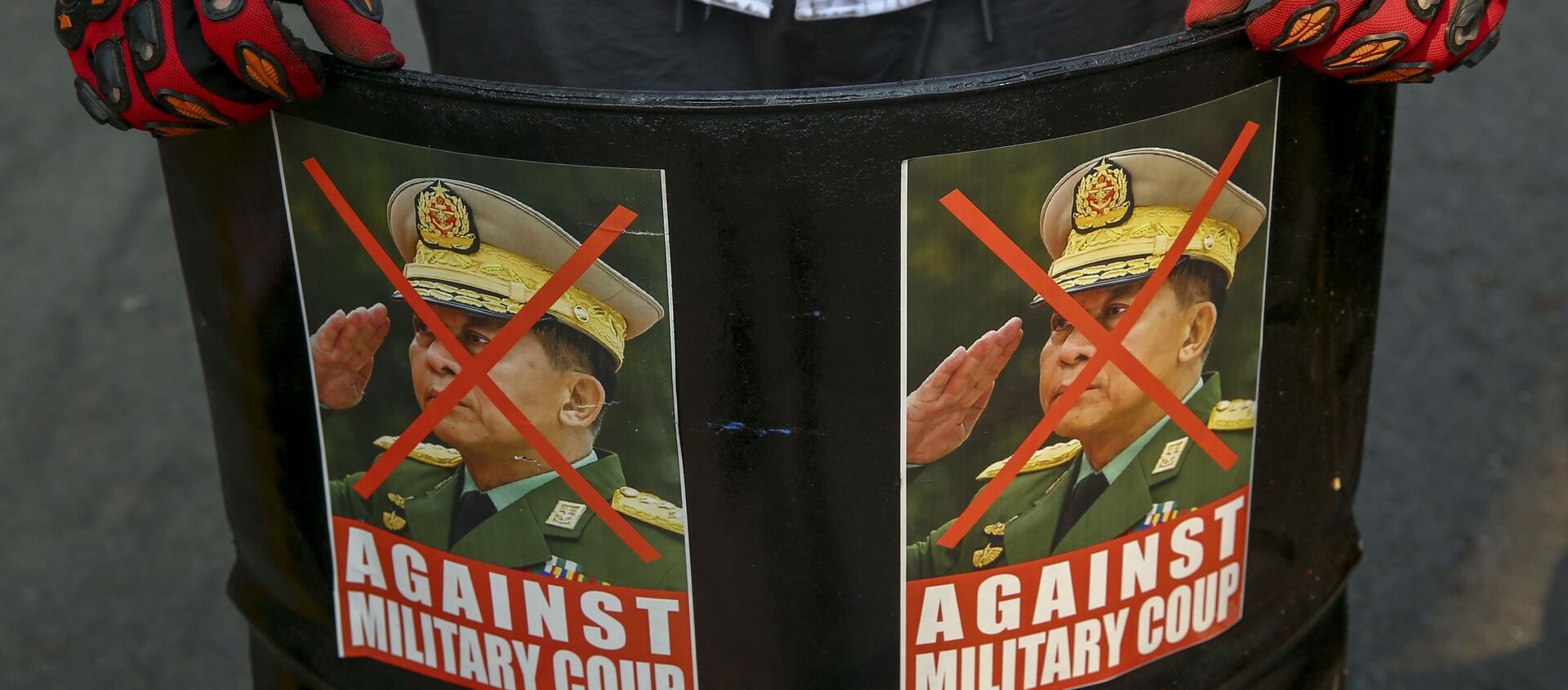 Một người biểu tình chống đảo chính trưng bày những hình ảnh bị bôi nhọ của Tổng tư lệnh, Thượng tướng Min Aung Hlaing ở Mandalay, Myanmar, Thứ Tư, ngày 3 tháng 3 năm 2021. - Sputnik Việt Nam, 1920, 16.03.2021