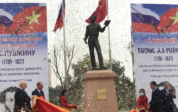 Các đại biểu Nga và đại diện TP Hà Nội khánh thành Tượng đài Pushkin. - Sputnik Việt Nam