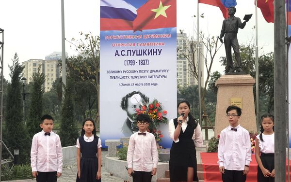 Các em học sinh đến tham gia và đọc thơ Pushkin tại sự kiện. - Sputnik Việt Nam