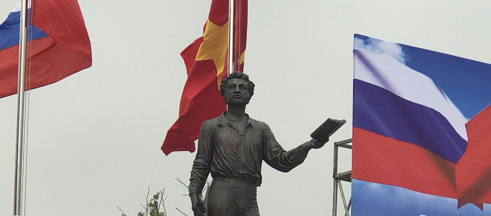 Bức tượng đồng nguyên khối có trọng lượng 1,5 tấn, cao 2,1m là tác phẩm nghệ thuật tuyệt đẹp phía Nga dành tặng Việt Nam. - Sputnik Việt Nam, 1920, 17.03.2021