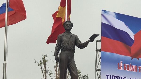 Bức tượng đồng nguyên khối có trọng lượng 1,5 tấn, cao 2,1m là tác phẩm nghệ thuật tuyệt đẹp phía Nga dành tặng Việt Nam. - Sputnik Việt Nam