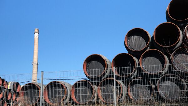 Kho đường ống để xây dựng tuyến  đường ống dẫn khí Dòng chảy Bắc-2 tại cảng Sassnitz của Đức. - Sputnik Việt Nam