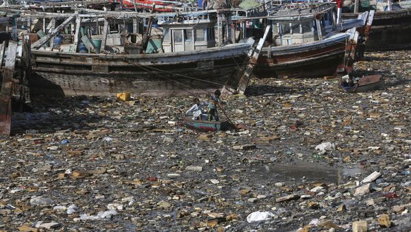 Trẻ em thu gom rác tái chế ở bến cảng bị ô nhiễm ở Karachi, Pakistan - Sputnik Việt Nam
