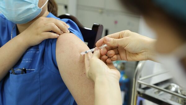 Tiêm vaccine phòng COVID-19 cho cán bộ, nhân viên Trung tâm cấp cứu 115 Hà Nội. - Sputnik Việt Nam