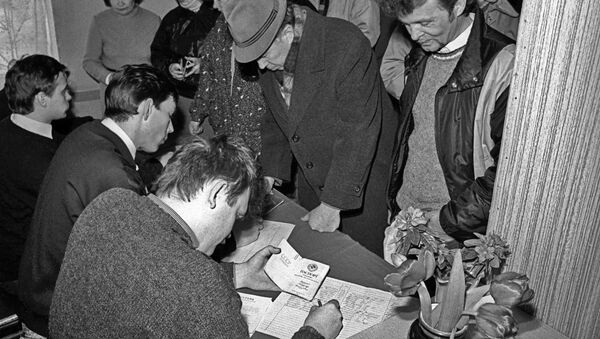 Cư dân thành phố Novy Vilno (Litva) tại một điểm bỏ phiếu trong cuộc trưng cầu dân ý ngày 17 tháng 3 năm 1991. - Sputnik Việt Nam