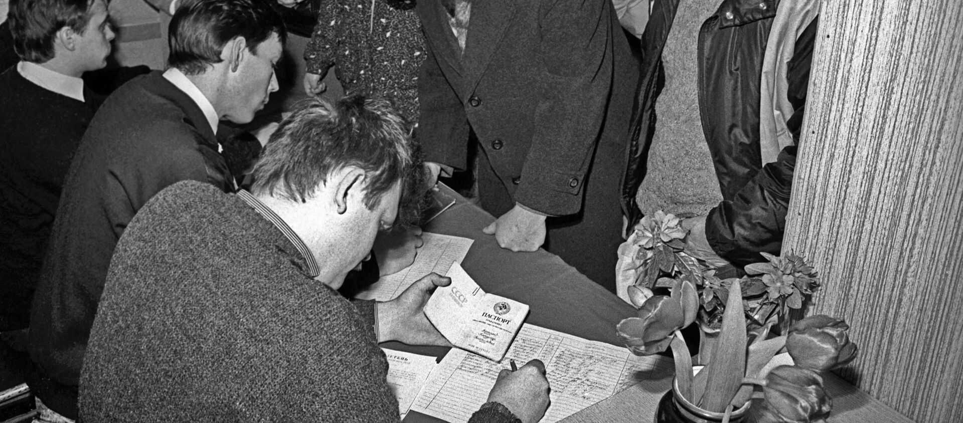 Cư dân thành phố Novy Vilno (Litva) tại một điểm bỏ phiếu trong cuộc trưng cầu dân ý ngày 17 tháng 3 năm 1991. - Sputnik Việt Nam, 1920, 17.03.2021