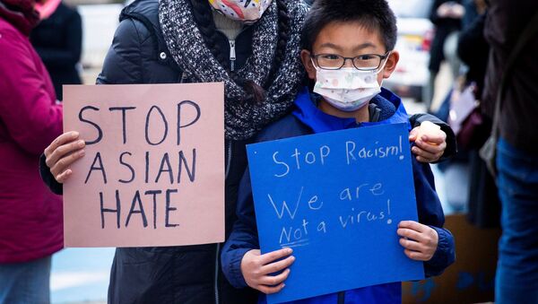 Những người biểu tình mang biểu ngữ Ngừng căm thù người châu Á và Chấm dứt phân biệt chủng tộc! Chúng tôi KHÔNG PHẢI là vi rút! tại một cuộc biểu tình ở Philadelphia, Pennsylvania - Sputnik Việt Nam