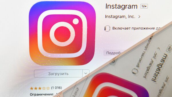 Biểu tượng của mạng xã hội Instagram được nhìn thấy trên màn hình điện thoại thông minh - Sputnik Việt Nam