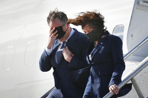 Phó Tổng thống Mỹ Kamala Harris và chồng Doug Emhoff xuống máy bay tại sân bay Los Angeles, Mỹ - Sputnik Việt Nam
