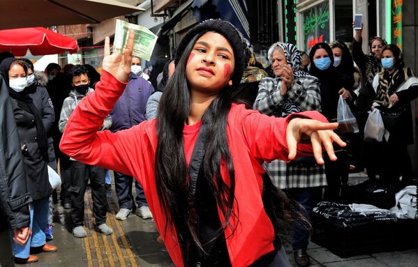 Cô gái Iran hóa trang thành nhân vật hư cấu Hajji Firuz trong văn hóa dân gian Iran, nhảy múa trên đường phố Tehran - Sputnik Việt Nam