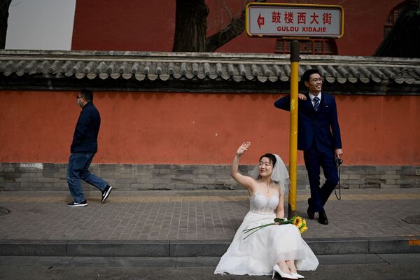 Cặp đôi tạo dáng trong buổi chụp ảnh cưới trước Tháp Trống ở Bắc Kinh - Sputnik Việt Nam