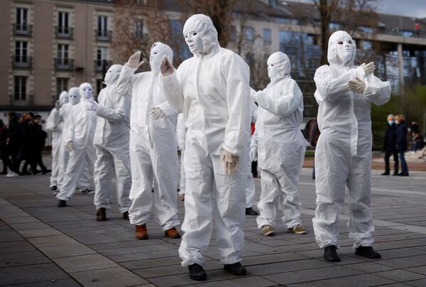 Các nhà hoạt động nhóm «Mặt nạ trắng» trong cuộc biểu tình chống lại Luật an ninh toàn cầu ở Nantes, Pháp - Sputnik Việt Nam