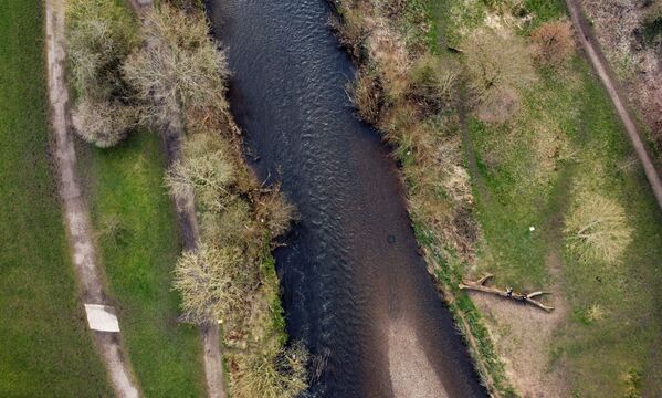 Sông Tame gần Denton, Vương quốc Anh, với mức độ ô nhiễm vi nhựa cao nhất từng được ghi nhận ở bất kỳ địa điểm nào trên thế giới - Sputnik Việt Nam