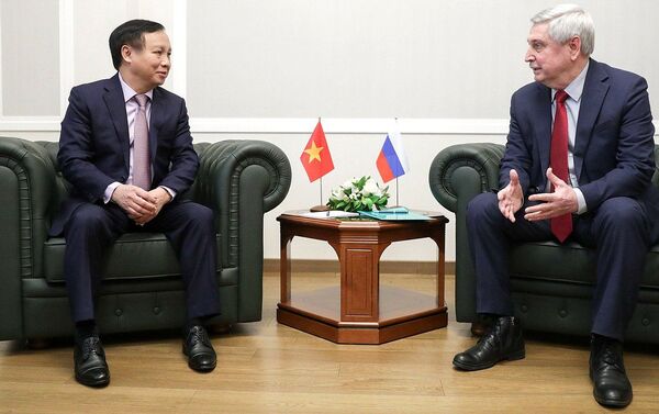 Phó Chủ tịch thứ nhất Duma Quốc gia Ivan Melnikov và Đại sứ đặc mệnh toàn quyền Việt Nam tại Nga Ngô Đức Mạnh - Sputnik Việt Nam