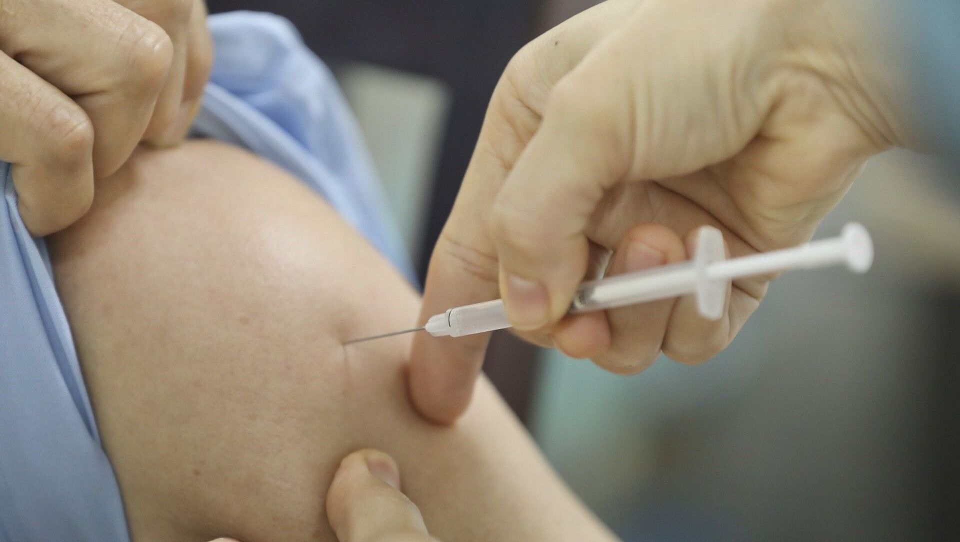 Tiêm vaccine phòng COVID-19 của AstraZeneca cho cán bộ, nhân viên Trung tâm cấp cứu 115 Hà Nội, quận Hoàn Kiếm ngày 17/03/2021. - Sputnik Việt Nam, 1920, 17.04.2021