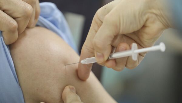 Tiêm vaccine phòng COVID-19 của AstraZeneca cho cán bộ, nhân viên Trung tâm cấp cứu 115 Hà Nội, quận Hoàn Kiếm ngày 17/03/2021. - Sputnik Việt Nam
