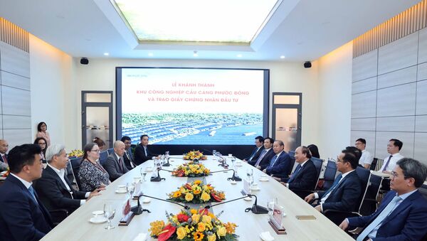 Thủ tướng Nguyễn Xuân Phúc tiếp đại diện các doanh nghiệp nước ngoài đầu tư vào tỉnh Long An. - Sputnik Việt Nam