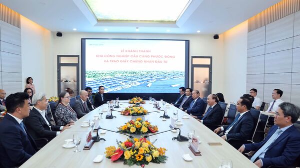 Thủ tướng Nguyễn Xuân Phúc tiếp đại diện các doanh nghiệp nước ngoài đầu tư vào tỉnh Long An. - Sputnik Việt Nam