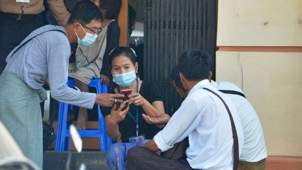 Các cư dân Myanmar với chiếc điện thoại trong cửa hiệu. - Sputnik Việt Nam