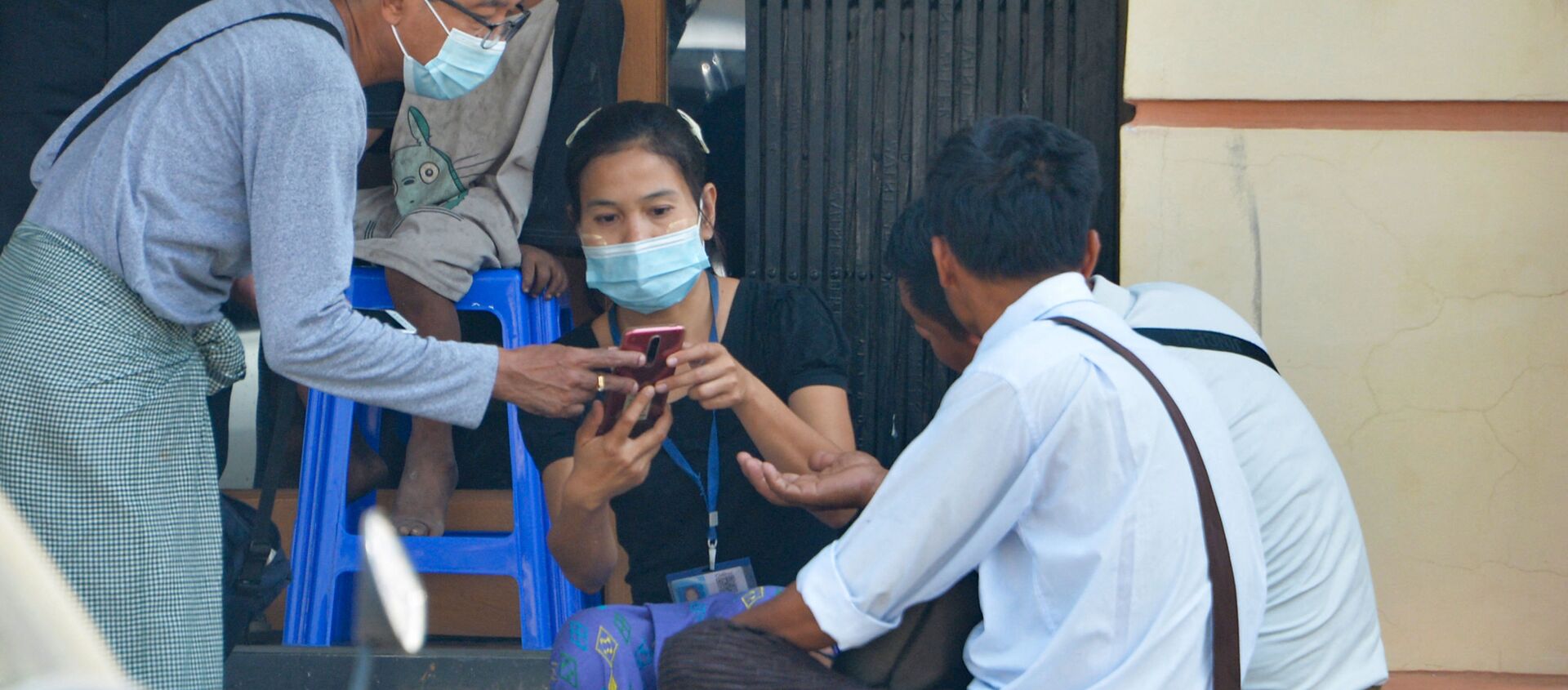 Các cư dân Myanmar với chiếc điện thoại trong cửa hiệu. - Sputnik Việt Nam, 1920, 21.03.2021