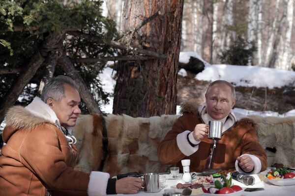 Tổng thống Nga Vladimir Putin và Bộ trưởng Quốc phòng Sergei Shoigu nghỉ ngơi trong rừng taiga - Sputnik Việt Nam