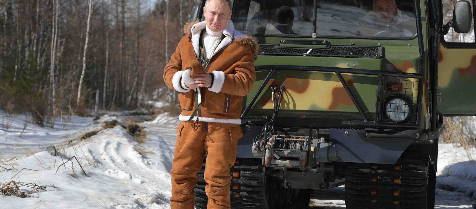Tổng thống Nga Vladimir Putin đi dạo trong rừng taiga. - Sputnik Việt Nam, 1920, 21.03.2021