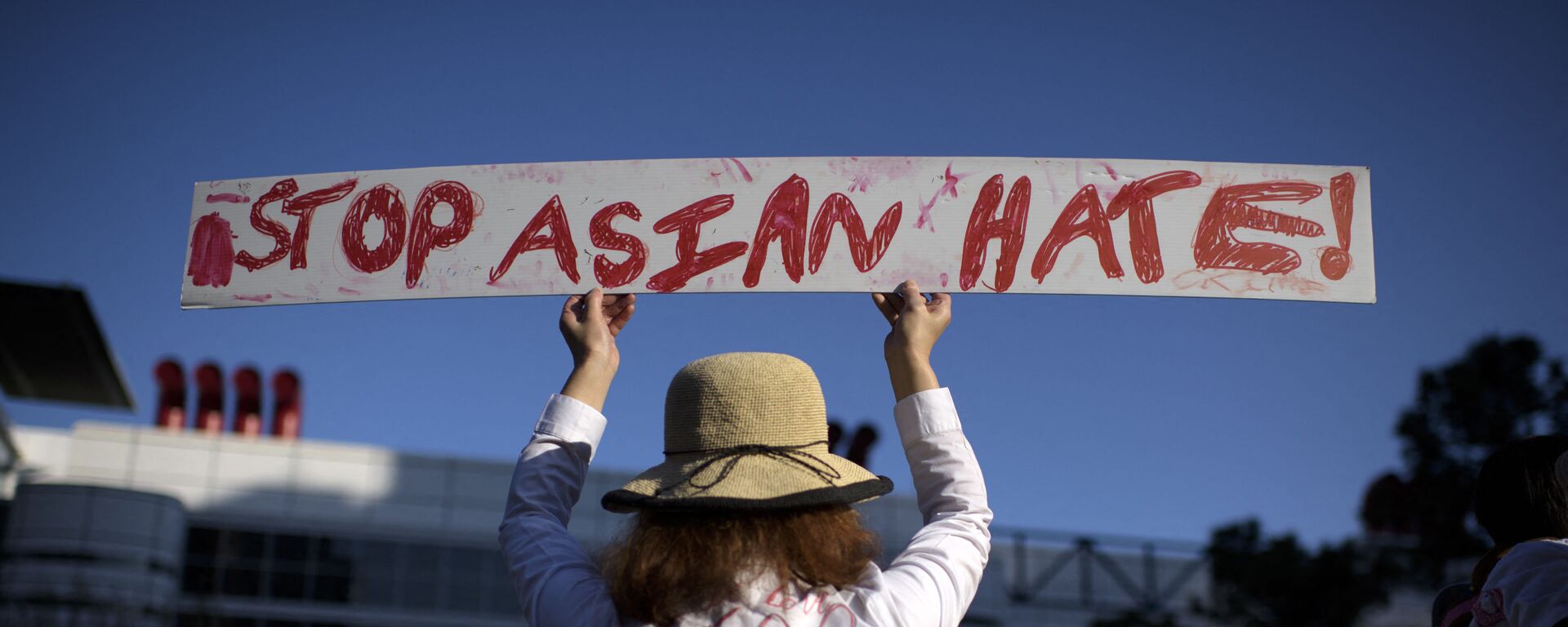 Cô gái với một tấm áp phích trong cuộc biểu tình Stop Asian Hate ở Hoa Kỳ - Sputnik Việt Nam, 1920, 22.03.2021
