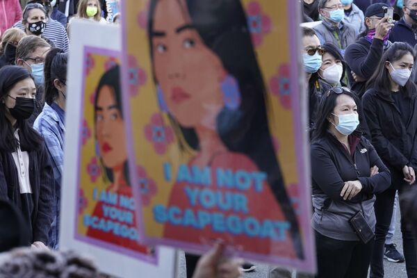 Những người biểu tình với biểu ngữ trong cuộc biểu tình Stop Asian Hate ở Hoa Kỳ - Sputnik Việt Nam