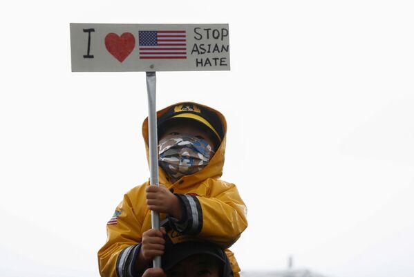 Đứa trẻ với tấm áp phích trong cuộc biểu tình Stop Asian Hate ở Hoa Kỳ - Sputnik Việt Nam