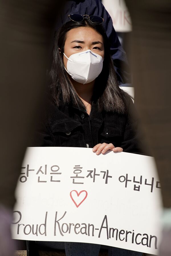 Cô gái với một tấm áp phích trong cuộc biểu tình Stop Asian Hate ở Hoa Kỳ - Sputnik Việt Nam