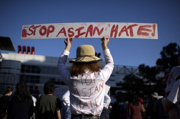 Cô gái với một tấm áp phích trong cuộc biểu tình Stop Asian Hate ở Hoa Kỳ - Sputnik Việt Nam