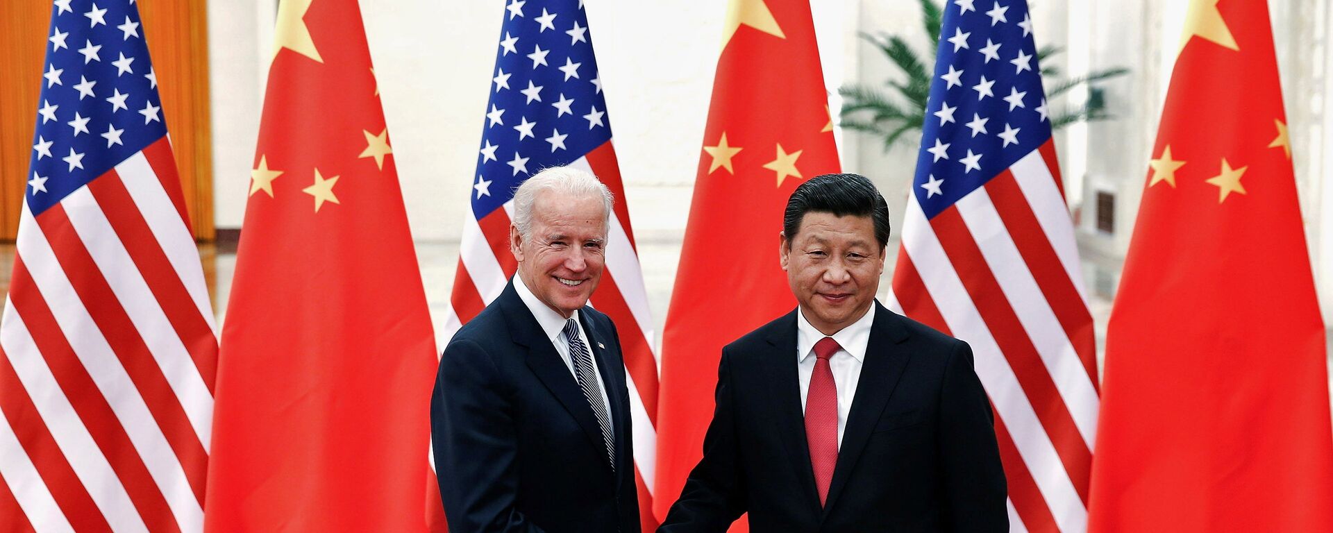 Chủ tịch Cộng hòa Nhân dân Trung Hoa Tập Cận Bình và Phó Tổng thống Joe Biden tại Bắc Kinh, 2013 - Sputnik Việt Nam, 1920, 13.03.2022